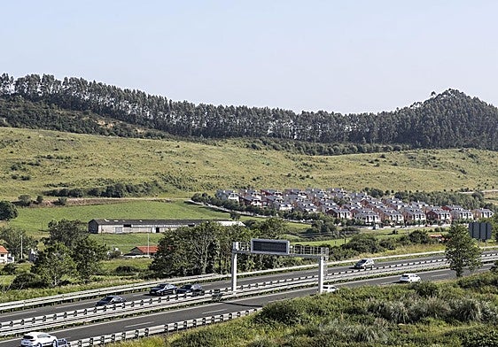 Vista general de El Cuco, en la que se aprecia la zona restaurada tras la demolición de una urbanización, y otro grupo de chalés construido. j