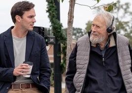 El actor británico Nicholas Hoult junto a Eastwood en el rodaje de 'Jurado nº 2', estrenada el año pasado en los cines