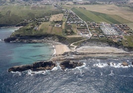 Las playas de La Arnía y Covachos en plena zona de deslinde entre Bezana y Piélagos.