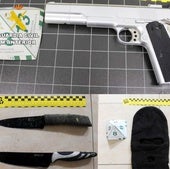Pistola simulada, cuchillo y prenda negra para tapar en rostro en los robos.