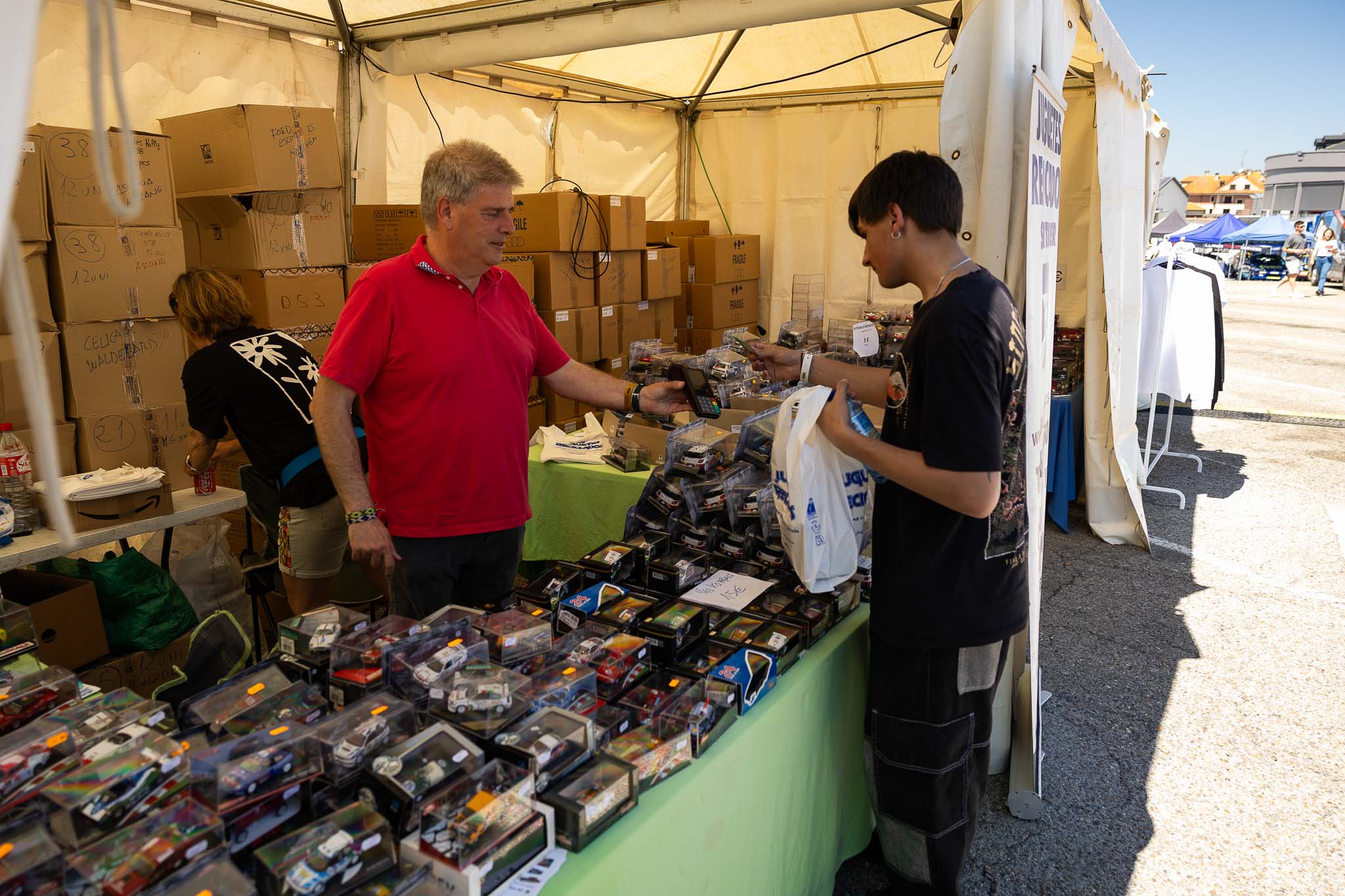 Hay varios stands con los más variados souvenirs en el parque cerrado.