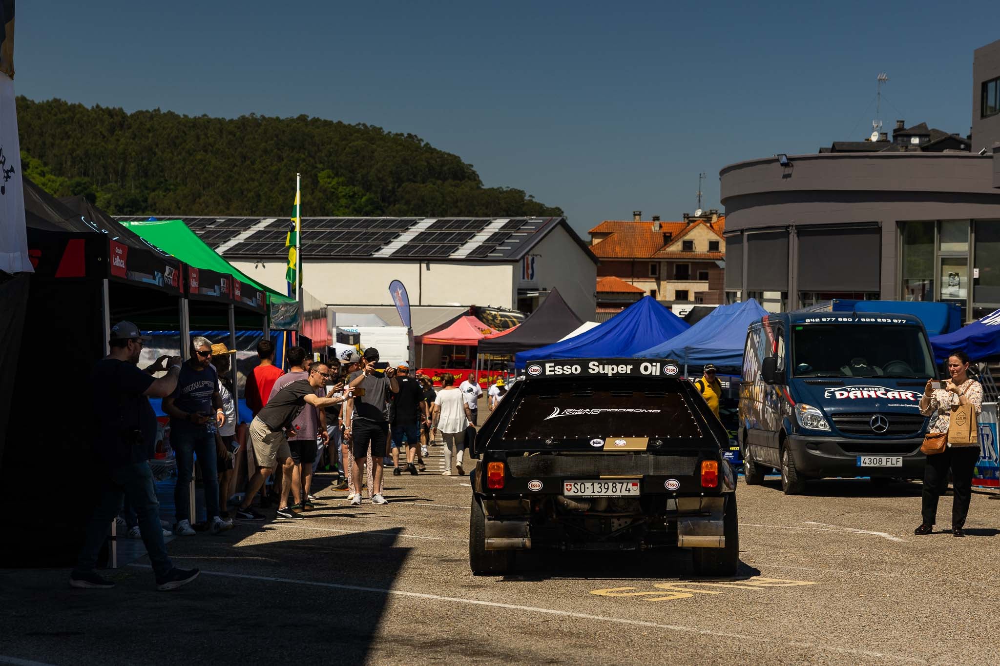 El parque cerrado es lugar obligatorio para los aficionados al motor, que no paran de hacer fotos a los coches.