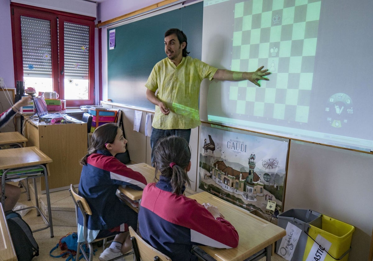 Un profesor imparte una clase en el colegio San José de El Astillero.