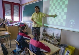 Un profesor imparte una clase en el colegio San José de El Astillero.