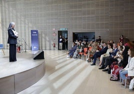 La periodista de El Diario, Leticia Mena, durante la bienvenida a los asistentes en el auditorio del Centro Botín.