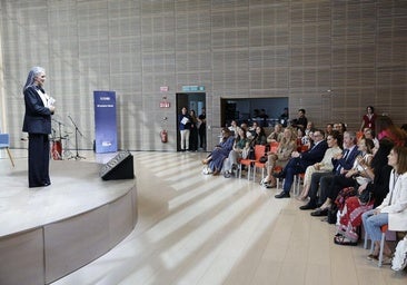 La periodista de El Diario, Leticia Mena, durante la bienvenida a los asistentes en el auditorio del Centro Botín.