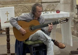 Pepe Habichuela tocando con su guitarra en la iglesia mozárabe de Santa María de Lebeña