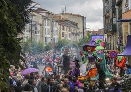 Desfile de carrozas artísticas de San Mateo en 2024.