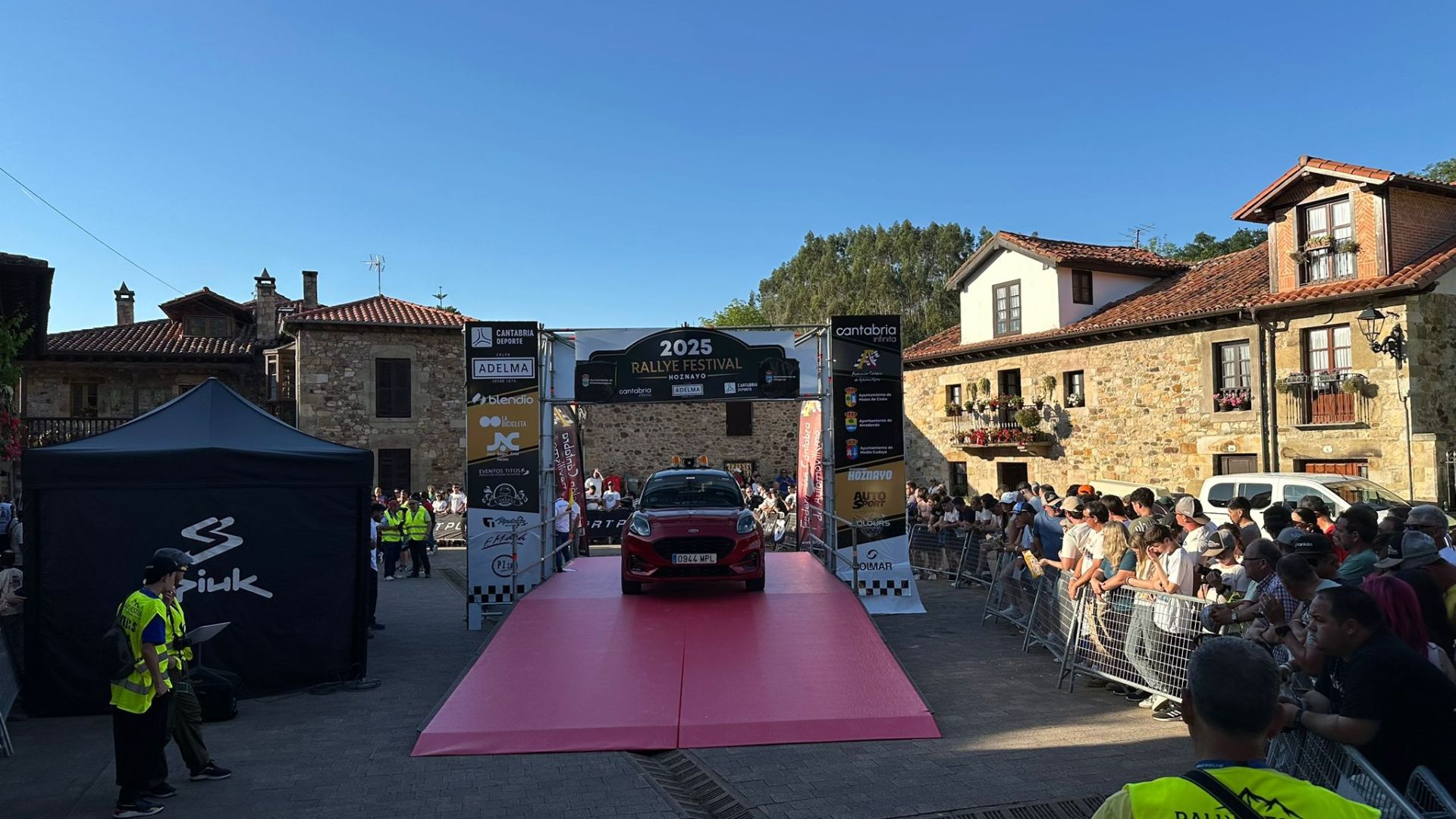 Uno de los coches, en la ceremonia de salida en Liérganes.