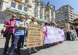 Participantes de la protesta convocada frente el Ayuntamiento de Santander.