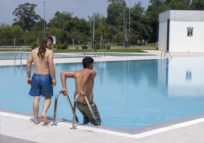Otros de los usuarios que estrenaron ayer la piscina municipal.