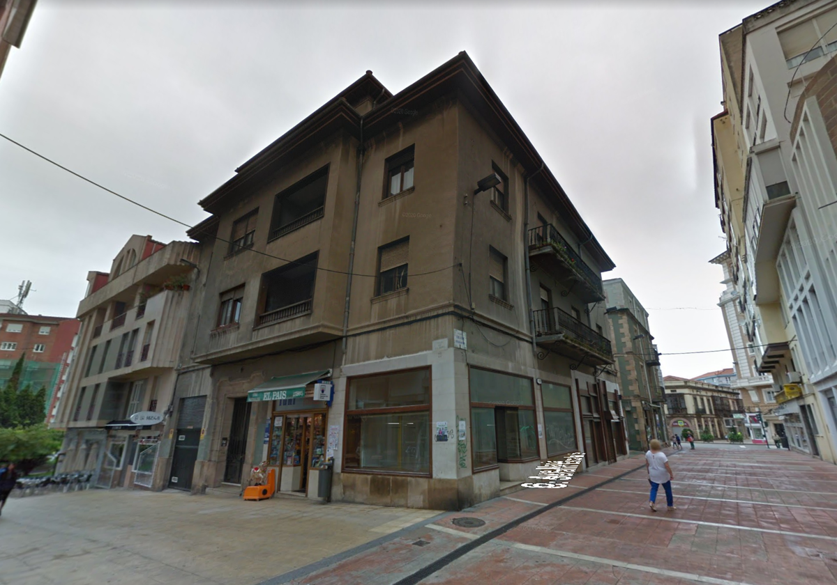 Edificio que será objeto de la actuación, entre las calles Ave María y Serafín Escalante.