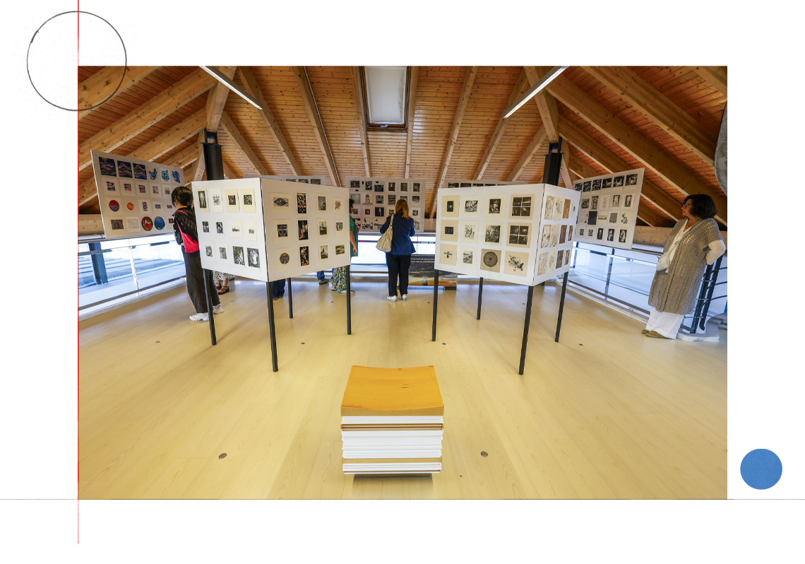 Sala superior del Centro de Arte Faro Cabo Mayor durante una muestra de Mini Print Internacional.