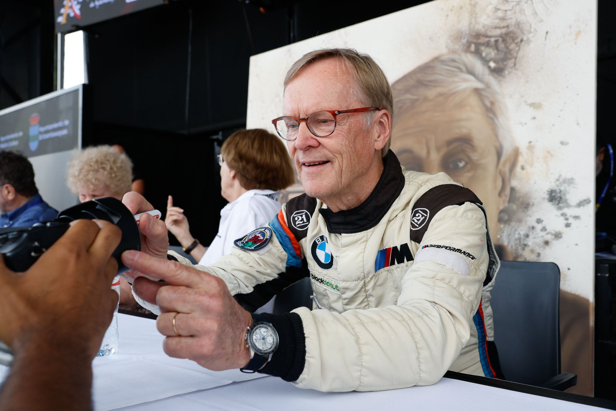 Ari Vatanen firma un autógrafo.