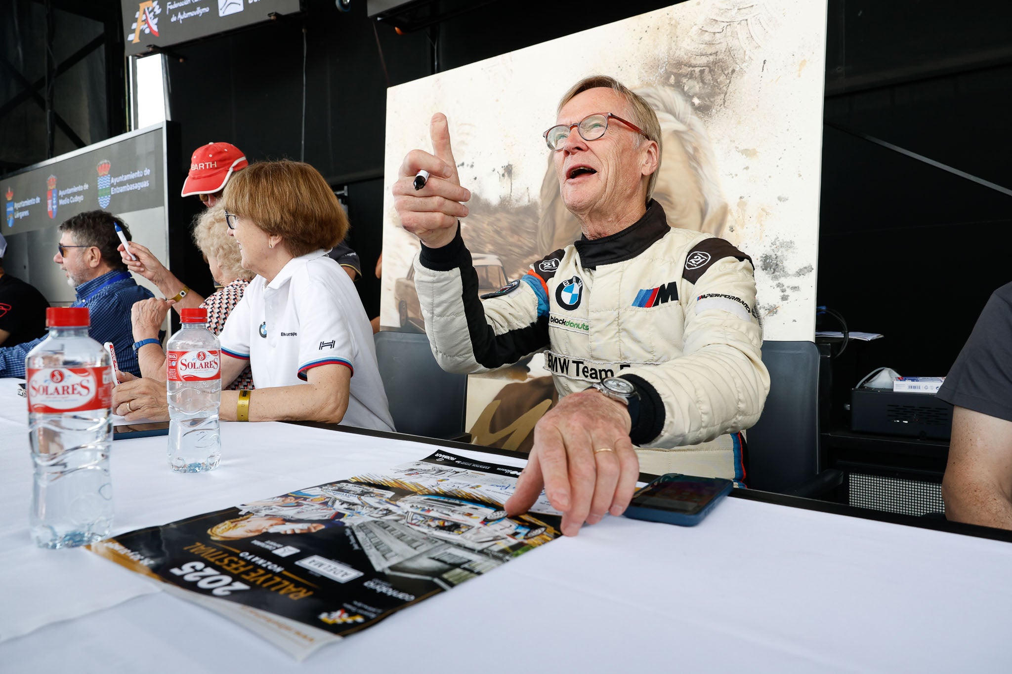 Ari Vatanen, tras firmar un autógrafo.