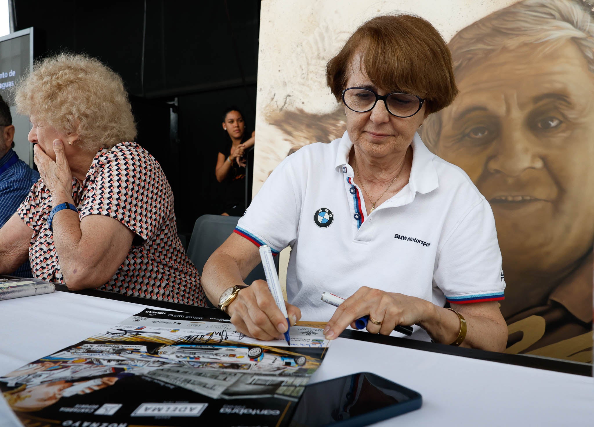 Fabrizia Pons firma un autógrafo. Será la copiloto de Ari Vatanen en Hoznayo.