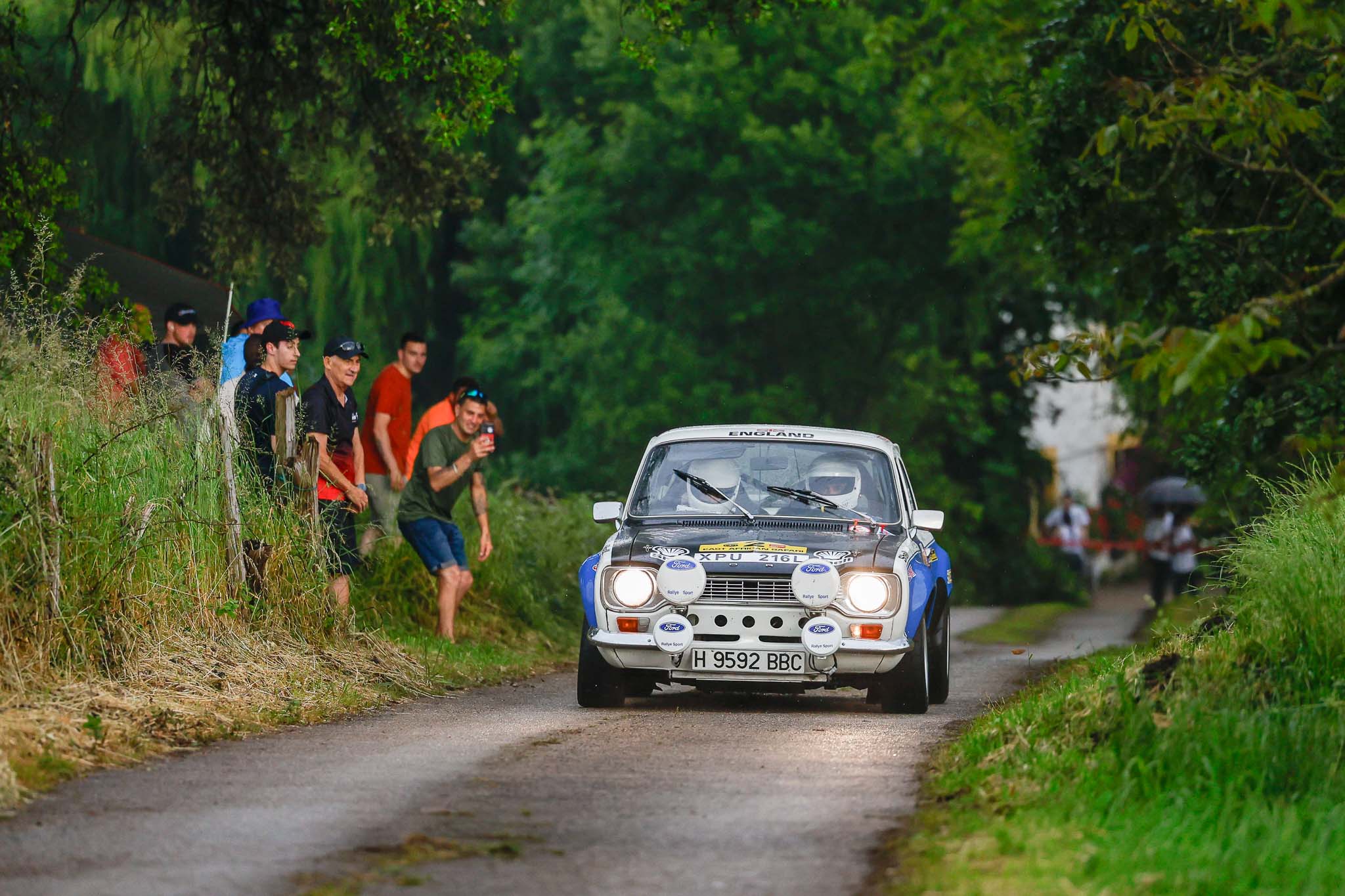 Raúl López Cagigal, a los mandos de su Ford Escort MKI.