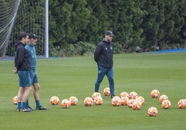 José Alberto, en el centro, en el entrenamiento de esta mañana en La Albericia