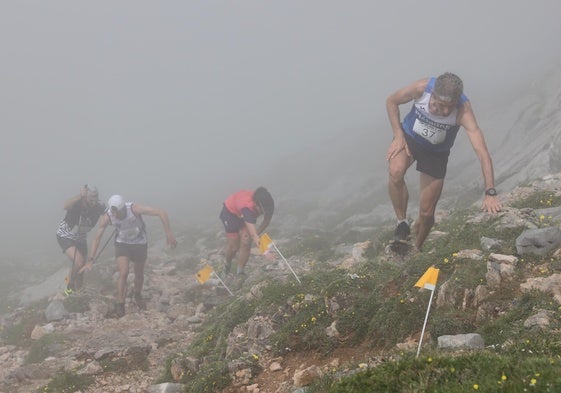 Varios corredores entre la niebla, afrontan