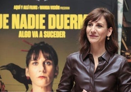 Malena Alterio frente al cartel de 'Que nadie duerma', película que le valió un Goya en 2024