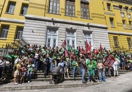 Los manifestantes frente al IES Santa Clara.