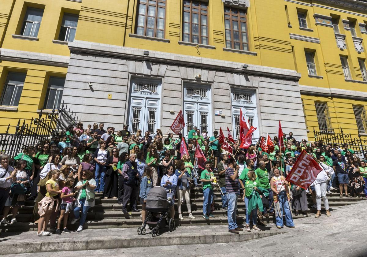 Los manifestantes frente al IES Santa Clara.