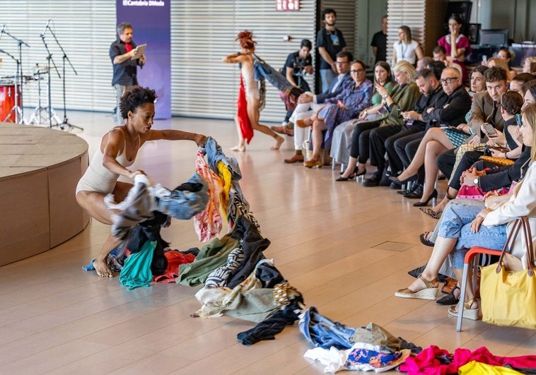 Las bailarinas y coreógrafas Monty Lima y Mónica Yunquera en el transcurso de la representación artística en la que también participó el actor santanderino Jimmy Barnatán.