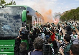 Los aficionados reciben al autobús del Racing en el partido ante el Oviedo.