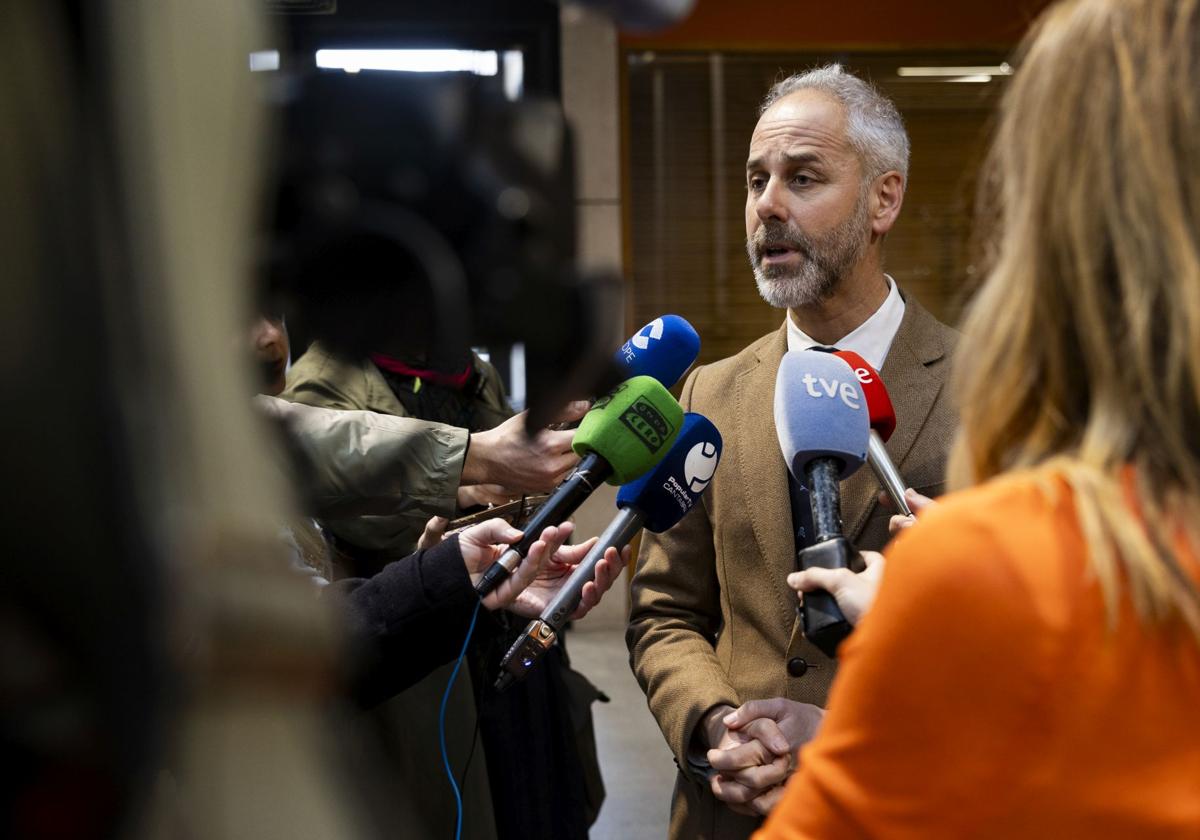 El consejero de Educación, Sergio Silva, durante una atención a medios de comunicación.