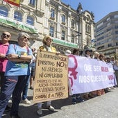 Participantes de la protesta convocada frente el Ayuntamiento de Santander.