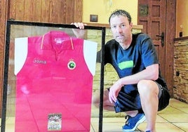 Pablo Pinillos posa con la camiseta del Racing de la temporada 2008-09.