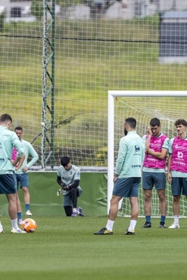 Los jugadores del Racing, en el entrenamiento del viernes en las Instalaciones Nando Yosu.