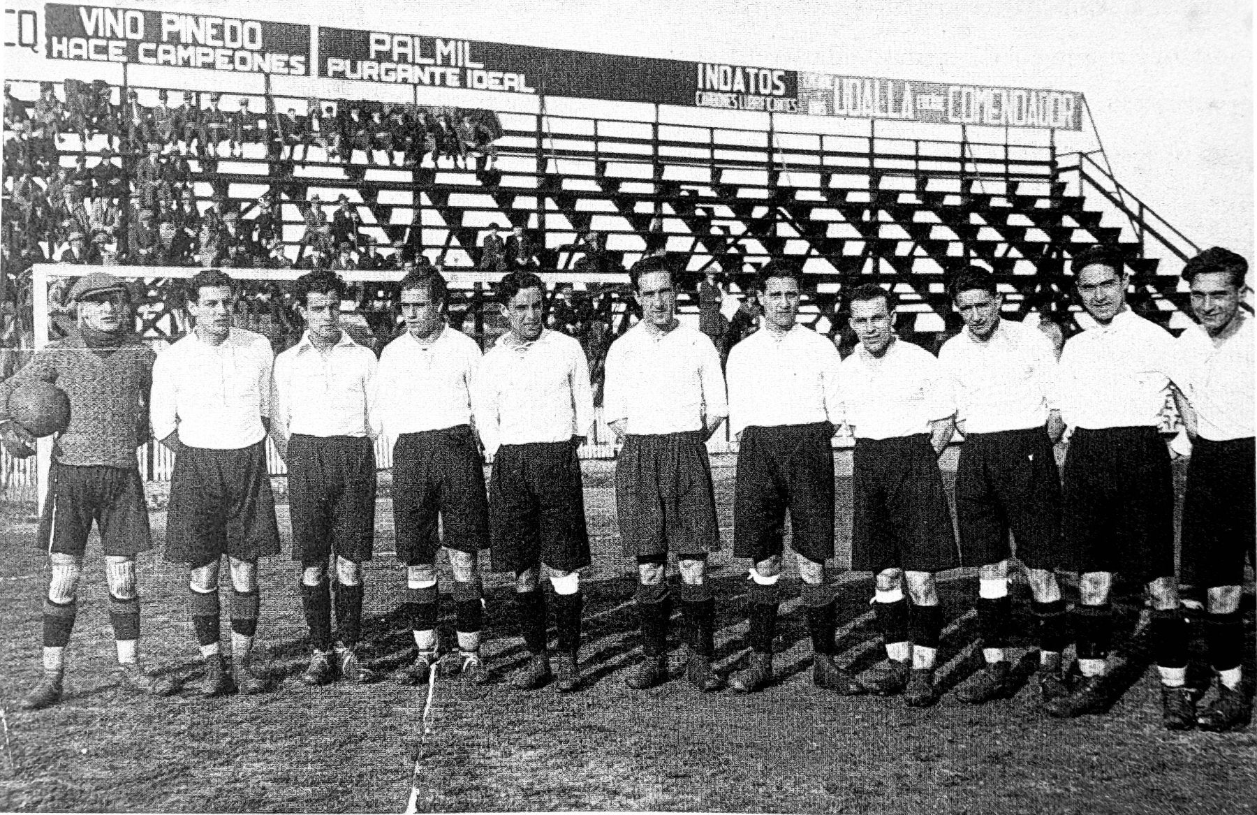Equipo del Racing en los años veinte del siglo pasado con la Gradona al fondo.