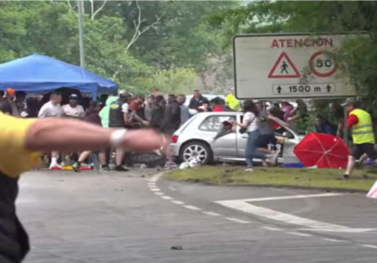 Captura del vídeo del accidente, en el momento en el que la gente huye tras el impacto.