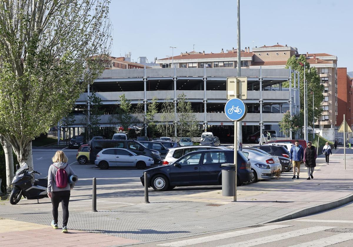 Torrelavega estudiará medidas para «disminuir el impacto visual» del aparcamiento de La Carmencita