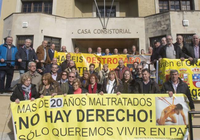 Protesta de miembros de la Asociación de Maltratados por la Administración en Arnuero en el año 2016.