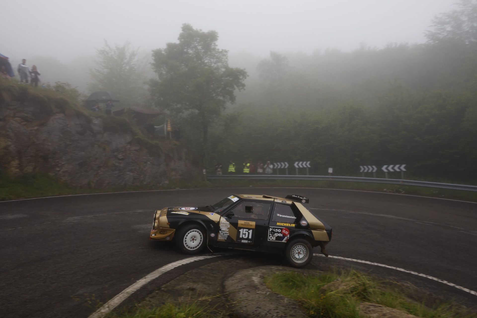 Bruno Ianniello coge de forma espectacular una curva con su Lancia Delta S4.