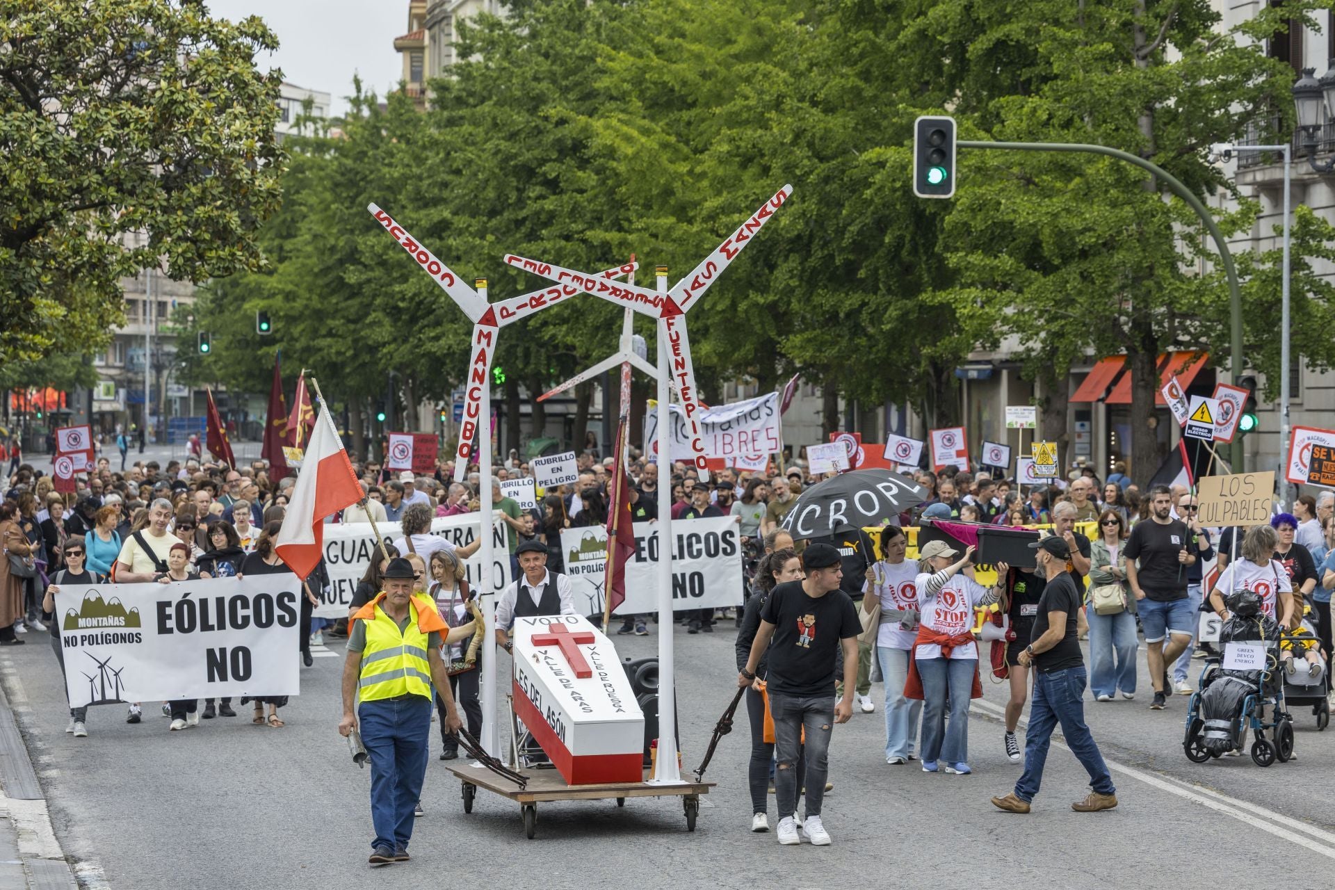 1.500 personas protestan en Santander contras los parques eólicos y la planta de biogás