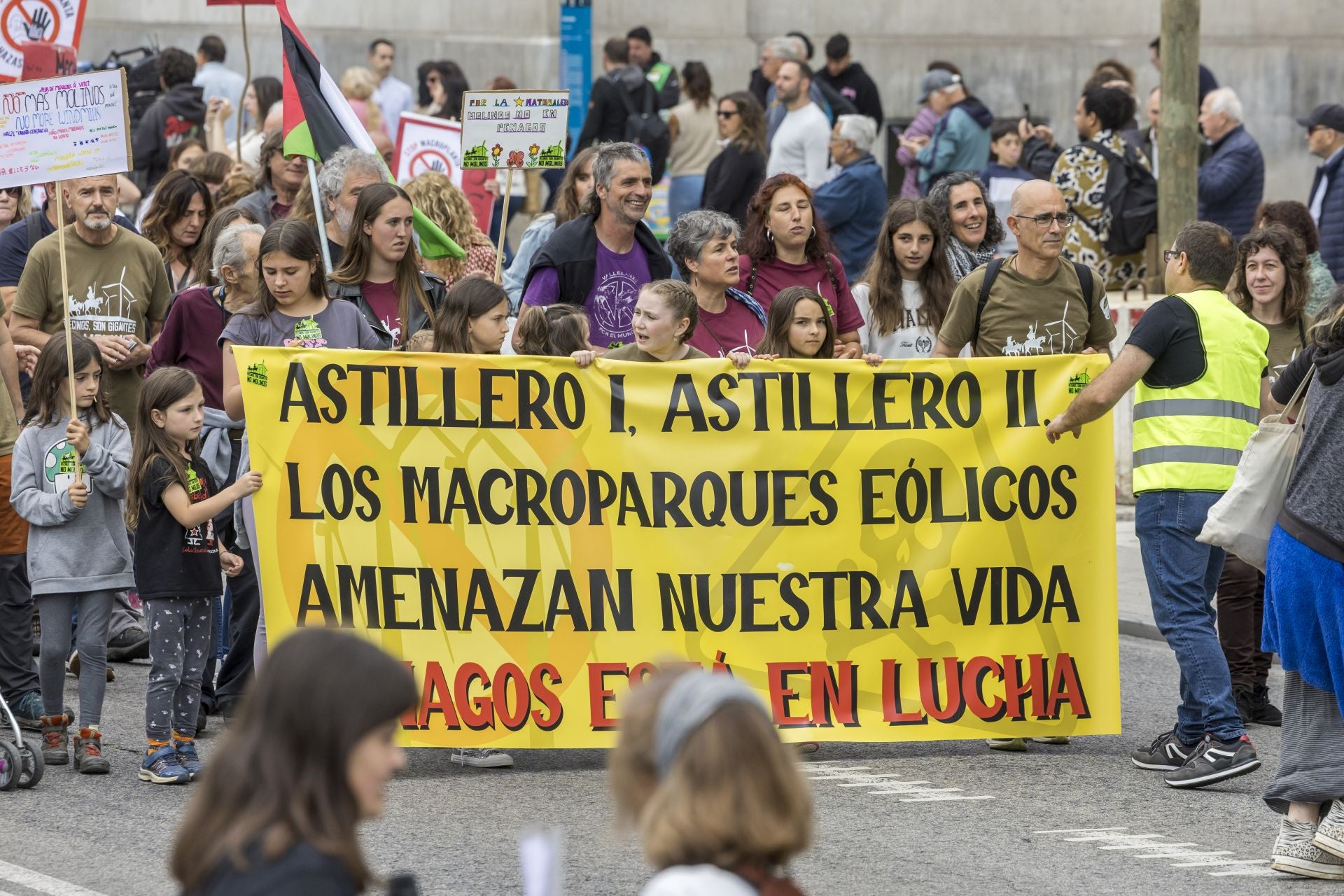 En la comitiva había pancartas en contra de los diferentes proyectos eólicos que hay repartidos por la región.
