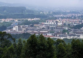 Vista panorámica de las instalaciones de la extinta Sniace, en Torrelavega.