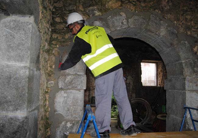 Samuel García trabaja en el interior del edificio.