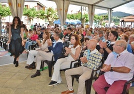 El público aplaude a Seila Fernández Arconada, pregonera de fiestas.