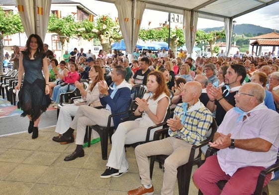 El público aplaude a Seila Fernández Arconada, pregonera de fiestas.