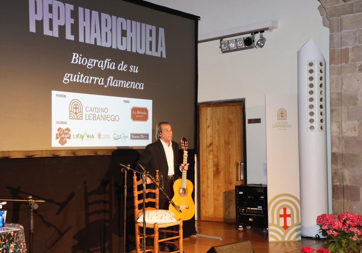 Imagen principal - Pepe Habichuela presentándose al público y tocando con su guitarra, y Pilar Gómez Bahamonde, Amaranta Ariño, y Amparo Bengala, esposa de Pepe, durante la presentación del Encuentro Flamenco