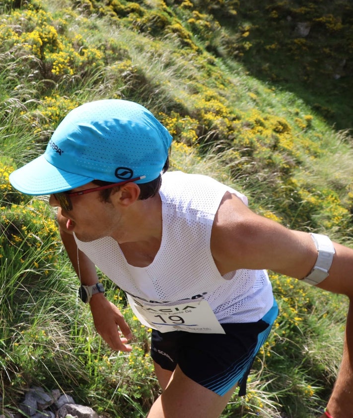 Imagen secundaria 2 - Dos momentos de la carrera y el esfuerzo en la ascensión de Marcos Villamuera, que batió el récord de la Vertical