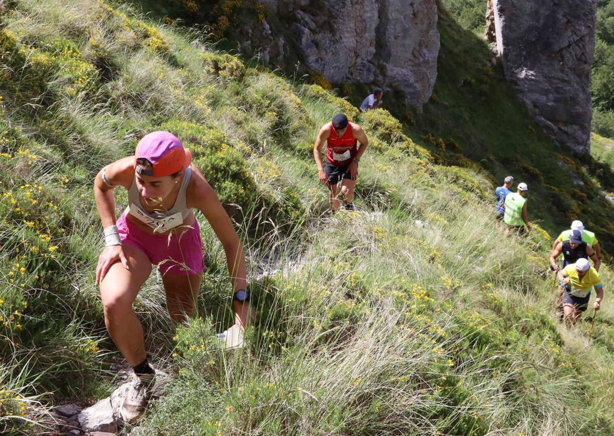 Imagen secundaria 1 - Dos momentos de la carrera y el esfuerzo en la ascensión de Marcos Villamuera, que batió el récord de la Vertical