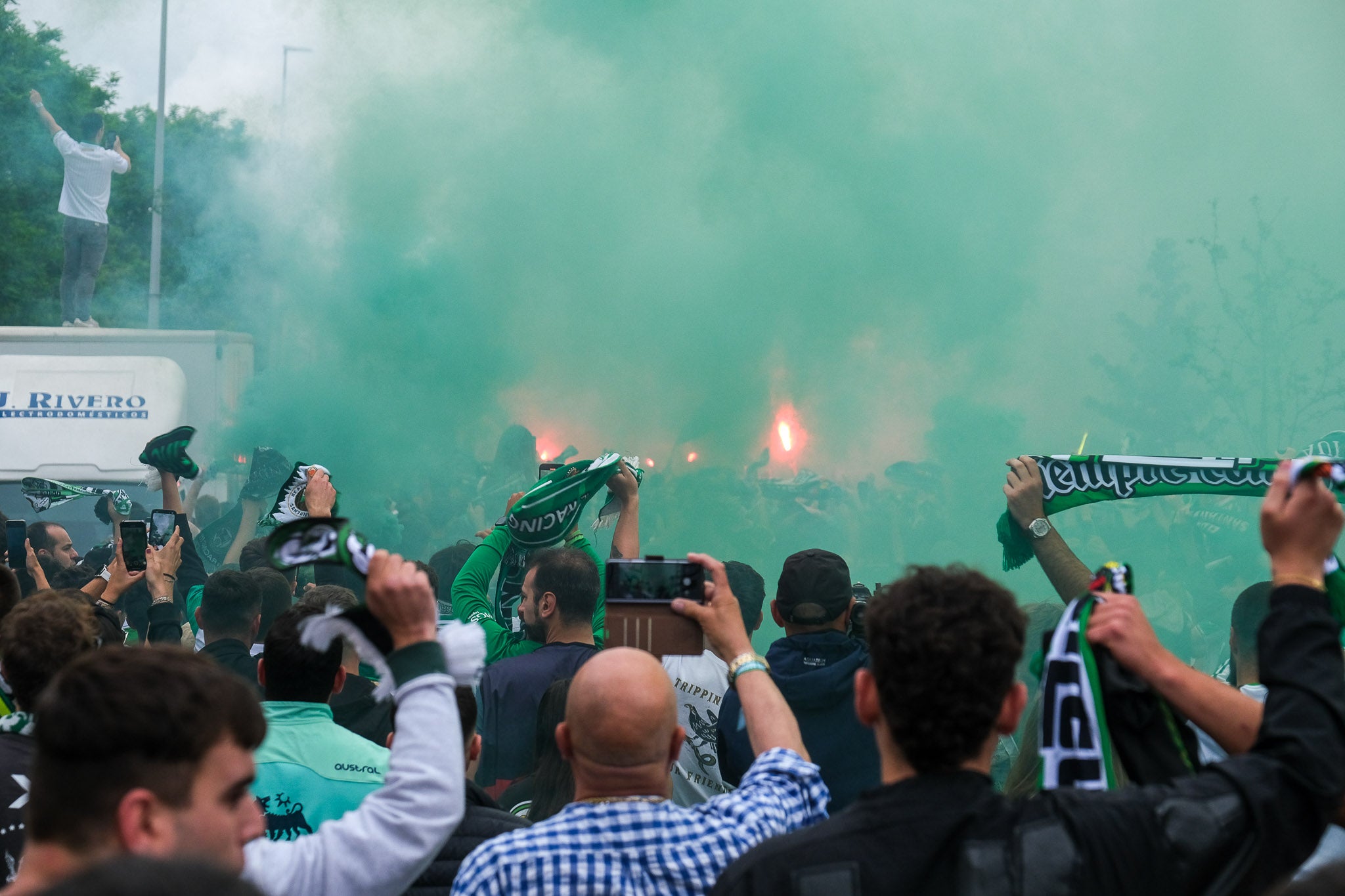 Humo verde para recibir al equipo.