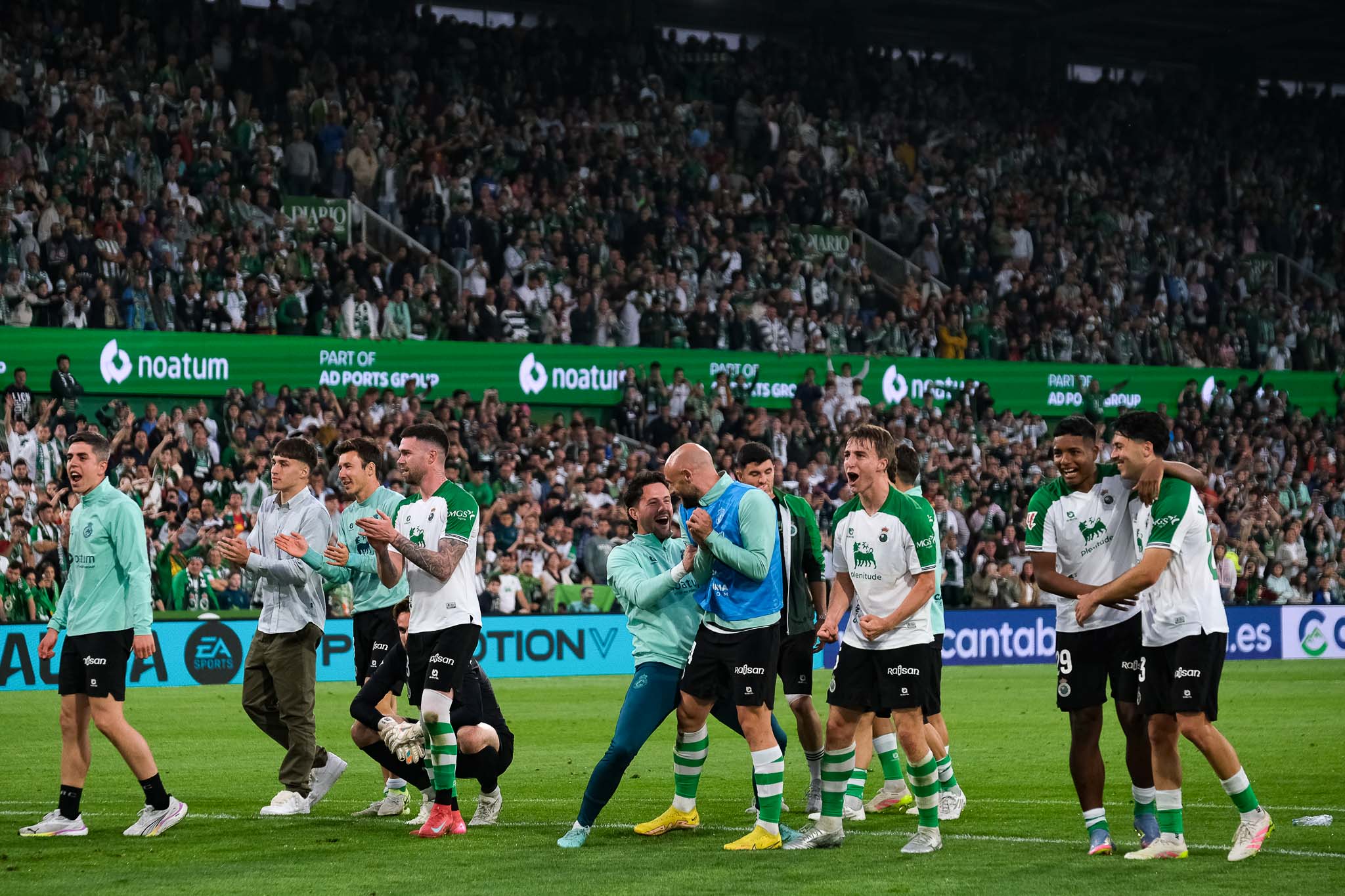 Los jugadores del Racing celebran la victoria con la Gradona