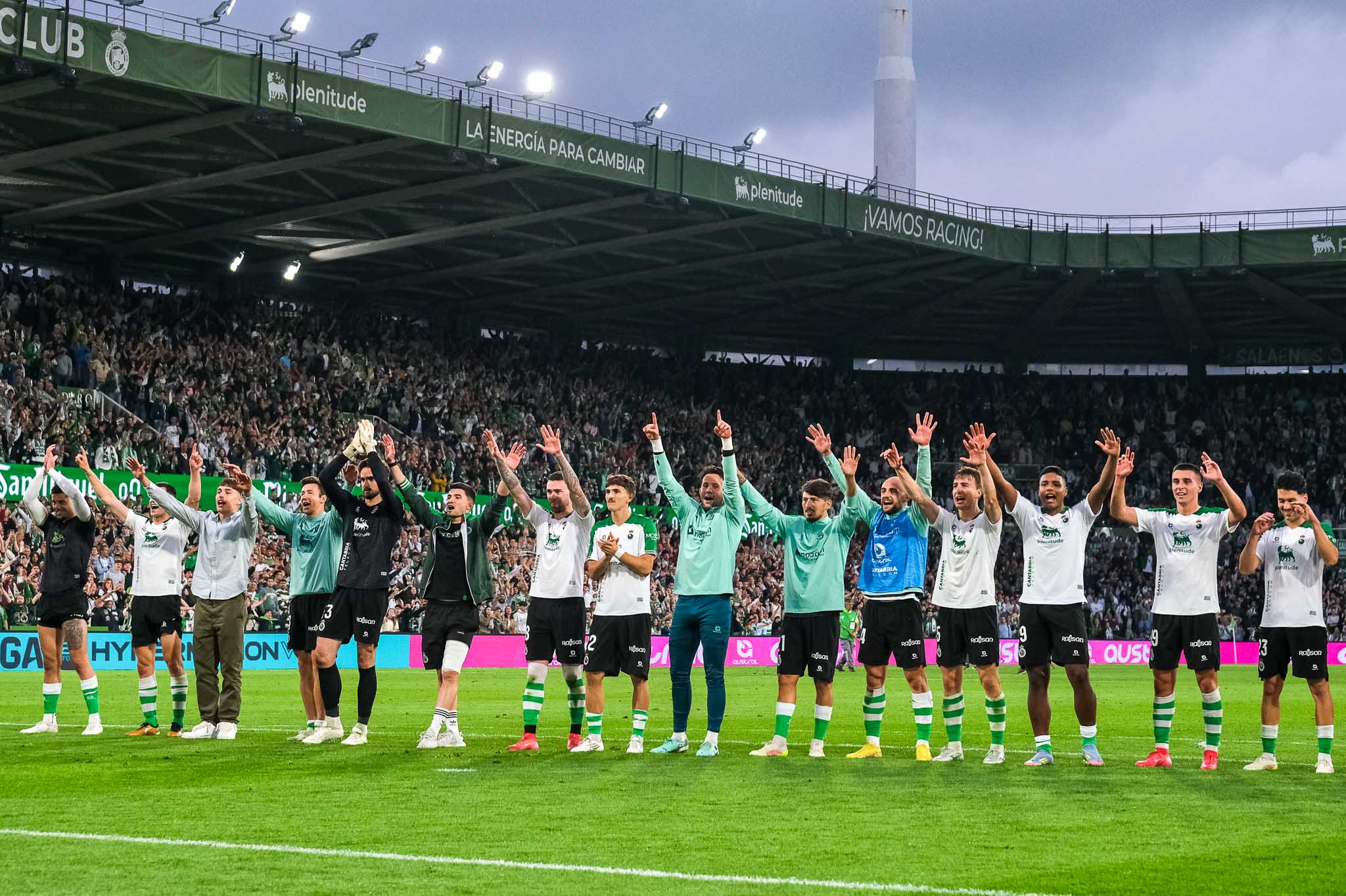 Los jugadores racinguistas, celebrando con la Gradona