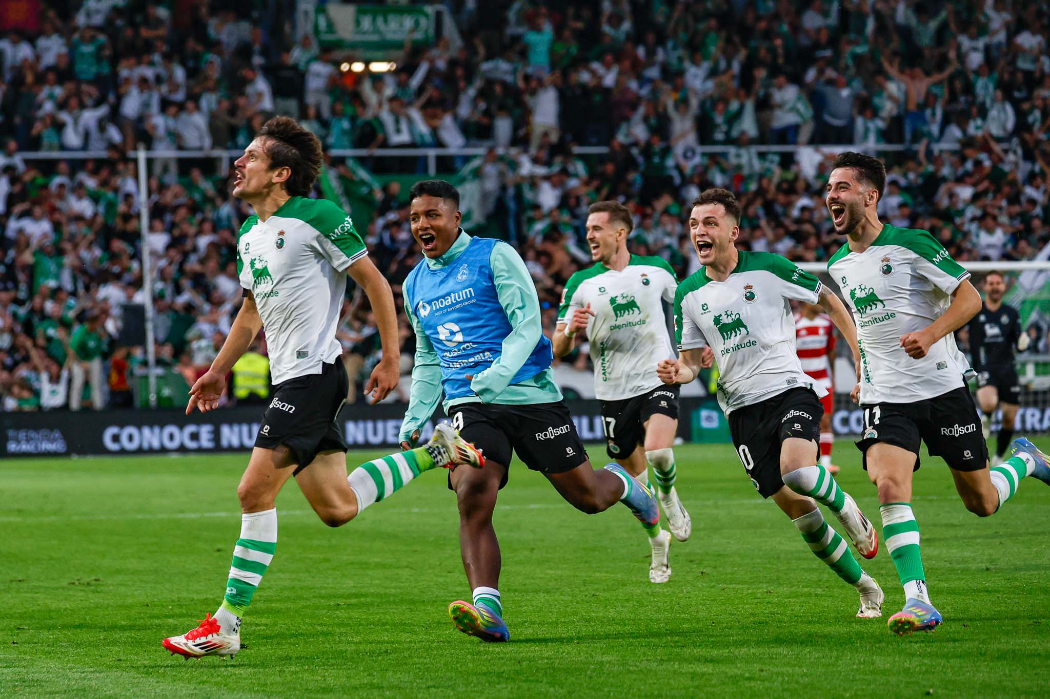 Sangalli celebra el gol perseguido por Jeremy, Michelin, Íñigo Vi cente y Andrés Martín